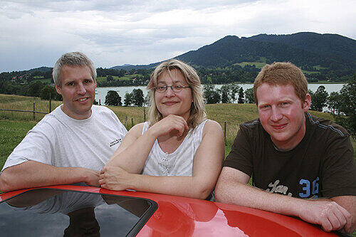 Für sie ist der Opel Manta ein &bdquo;Kulturgut&ldquo; (v.l.): Buchhändler Bernd (36), Schweißerin Sonja (33) und Mechaniker Michi (30) vom Manta-Fanclub.