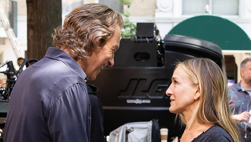 Sarah Jessica Parker und John Corbett (l.) beim Dreh zur neuen Staffel von "And Just Like That...".