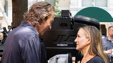 Sarah Jessica Parker und John Corbett (l.) beim Dreh zur neuen Staffel von "And Just Like That...".
