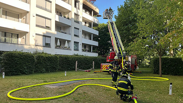 Die Feuerwehr kämpfte von außen und von innen gegen die Flammen. Die Feuerwehr kämpfte von außen und von innen gegen die Flammen.