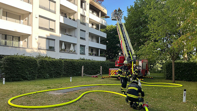 Die Feuerwehr kämpfte von außen und von innen gegen die Flammen. Die Feuerwehr kämpfte von außen und von innen gegen die Flammen.
