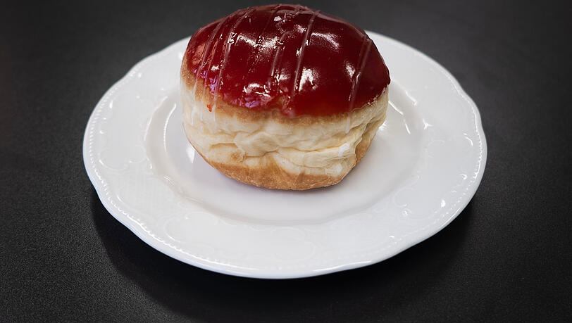 Gl&auml;nzend und tiefrot ist der Schifferl-Krapfen.