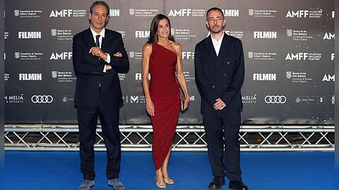 K&ouml;nigin Letizia posiert mit Preistr&auml;ger und Komponist Alexandre Desplat (r.) und Filmproduzent Jaume Ripoll.