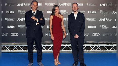 K&ouml;nigin Letizia posiert mit Preistr&auml;ger und Komponist Alexandre Desplat (r.) und Filmproduzent Jaume Ripoll.