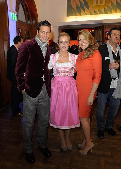 Moderierte im rosa Dirndl: Vanessa Koch, hier mit Claudio Pizzaro und seiner Frau Karla Salcedo.