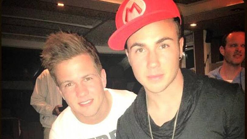 Mario Götze bei der gemeinsamen Geburtstagsfeier mit seinem Bruder Fabian. Der neue FC-Bayern-Star wurde 21, sein Bruder, der künftig für die Spielvereinigung in Unterhaching aufläuft, wurde 23 Jahre alt. Mario Götze bei der gemeinsamen Geburtstagsfeier mit seinem Bruder Fabian. Der neue FC-Bayern-Star wurde 21, sein Bruder, der künftig für die Spielvereinigung in Unterhaching aufläuft, wurde 23 Jahre alt.