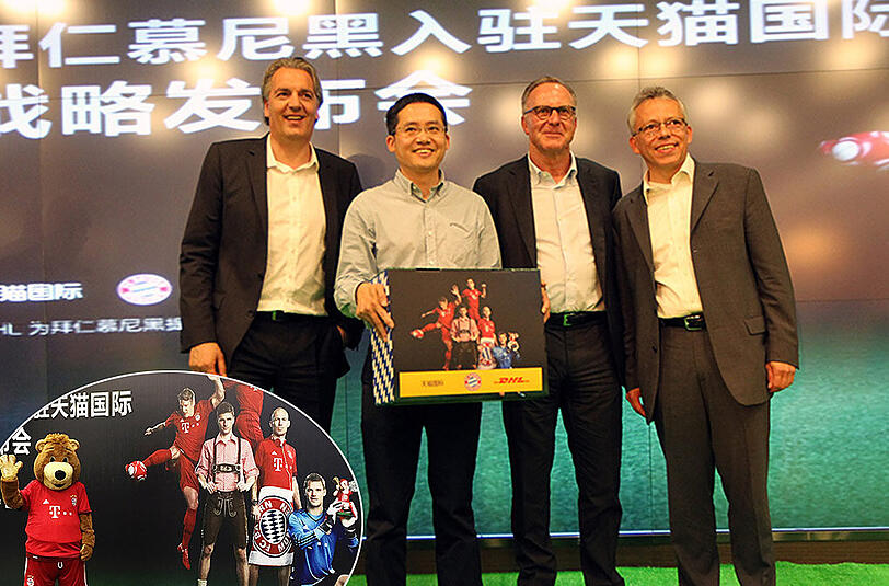 Erhofft sich vom neuen Online-Fanshop eine größere Nähe zur chinesischen Fangemeinde des FC Bayern: Bayerns Vorstandsboss Karl-Heinz Rummenigge mit Jörg Wacker (Vorstand für Internationalisierung und Strategie des FC Bayern), Jeff Zhang (Präsident der China Retail Marketplaces der Alibaba Group)und Thomas Kipp (CEO DHL eCommerce)