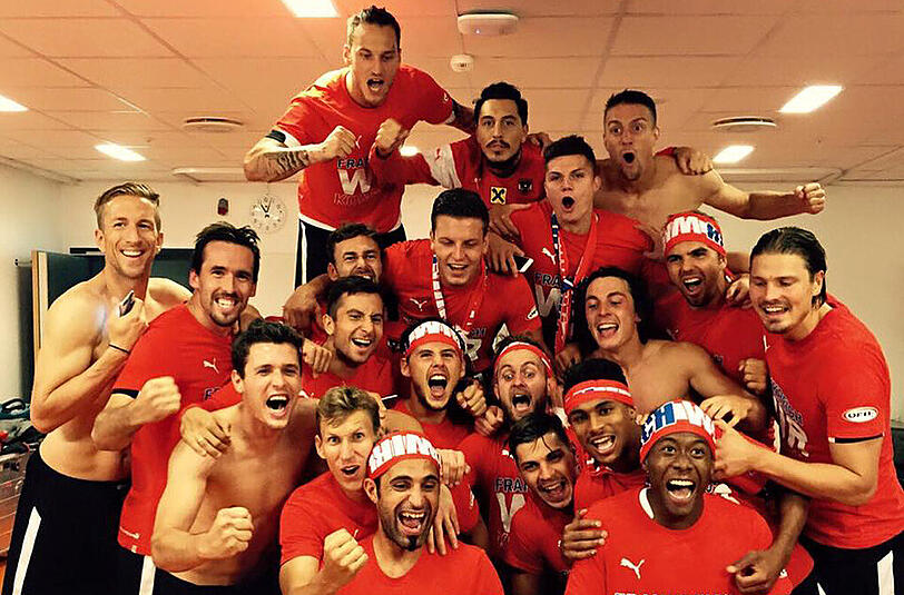 Ösis in Feierlaune: So jubelte das Team Austria nach dem Spiel gegen Schweden, das die Qualifikation zur EM-Endrunde in Frankreich 2016 bedeutete.
