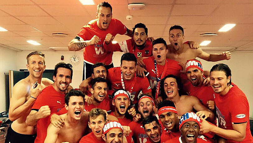 Ösis in Feierlaune: So jubelte das Team Austria nach dem Spiel gegen Schweden, das die Qualifikation zur EM-Endrunde in Frankreich 2016 bedeutete. Ösis in Feierlaune: So jubelte das Team Austria nach dem Spiel gegen Schweden, das die Qualifikation zur EM-Endrunde in Frankreich 2016 bedeutete.