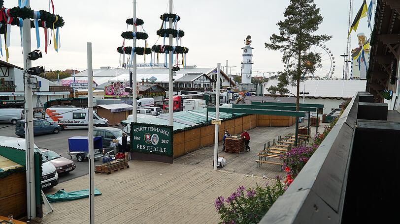 Bereits am Tag nach dem Wiesn-Kehraus haben die Abbau- und Aufräumarbeiten auf dem Oktoberfestgelände begonnen.