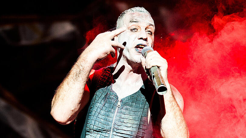 Rammstein während eines Auftritts in Moskau.
