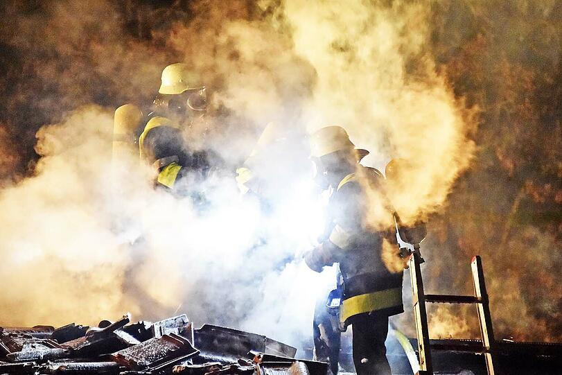 Der Holzschuppen stand komplett in Flammen. Die Bilder vom Einsatz!