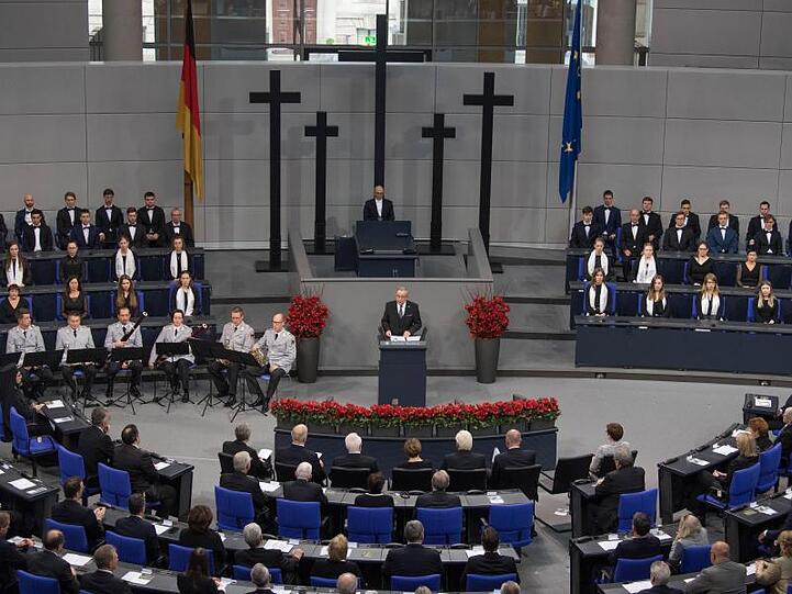 Wolfgang Schneiderhan, Prädident des Volksbundes Deutsche Kriegsgräberfürsorge, spricht bei der zentralen Gedenkfeier zum Volkstrauertag im Bundestag.
