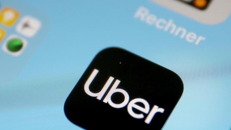 Die Uber App auf einem Smartphone. Foto: Oliver Berg/dpa