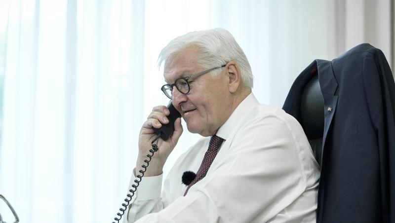 Bundespräsident Frank-Walter Steinmeier telefoniert an seinem Schreibtisch mit der Bewohnerin eines Altenheims in Bremen. Bundespräsident Frank-Walter Steinmeier telefoniert an seinem Schreibtisch mit der Bewohnerin eines Altenheims in Bremen.