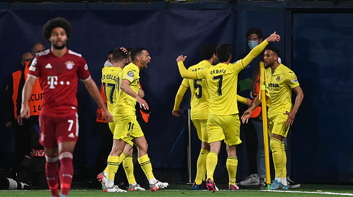 Villarreal schock die Bayern früh: Der Außenseiter bejubelt das 1:0 durch Danjuma (r.) nach acht Minuten.