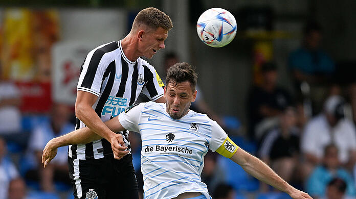 Hatte gegen Newcastle nur einen Kurzeinsatz: Marcel Bär (r.).