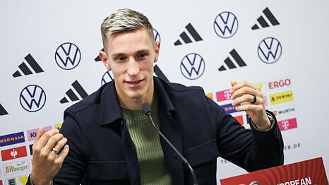 Nico Schlotterbeck spricht im Windsor Park von Belfast.