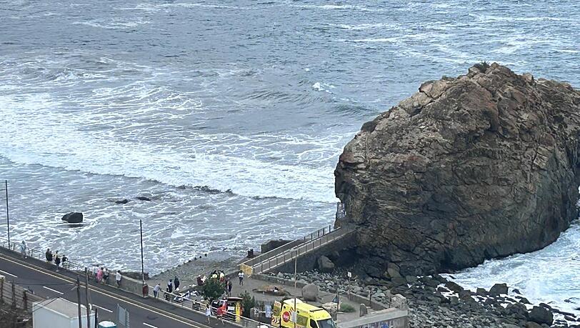 Der Rettungsdienst versorgt am Strand von Roque de Las Bodegas mehrere Menschen, die durch eine Riesenwelle verletzt wurden.