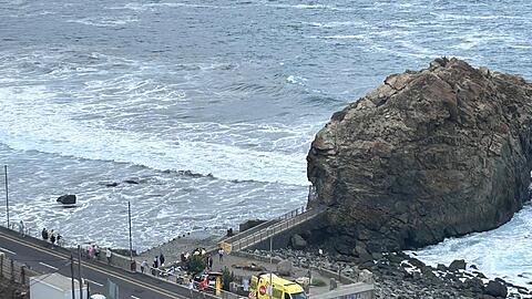 Der Rettungsdienst versorgt am Strand von Roque de Las Bodegas mehrere Menschen, die durch eine Riesenwelle verletzt wurden.