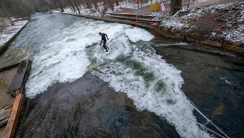 An Ketten und Seilen h&auml;ngen Unbekannte kurz nach Heiligabend ein Brett in den Eisbach, so entsteht provisorisch eine surfbare Welle. Aber die (illegal installierte) Rampe ist nicht von Dauer. Schon am 28. Dezember l&auml;sst die Stadt die Konstruktion von der Feuerwehr wieder abbauen.