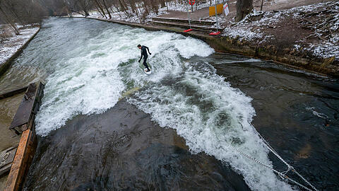 An Ketten und Seilen h&auml;ngen Unbekannte kurz nach Heiligabend ein Brett in den Eisbach, so entsteht provisorisch eine surfbare Welle. Aber die (illegal installierte) Rampe ist nicht von Dauer. Schon am 28. Dezember l&auml;sst die Stadt die Konstruktion von der Feuerwehr wieder abbauen.