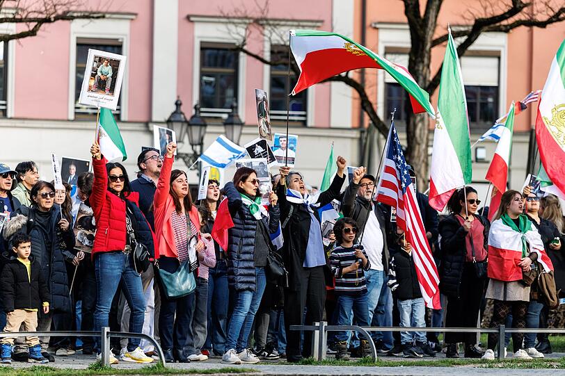 Auch in anderen deutschen Städten gegen Menschen gegen die iranische Regierung auf die Straße, etwa in Berlin, Hamburg und Frankfurt. Auch in anderen deutschen Städten gegen Menschen gegen die iranische Regierung auf die Straße, etwa in Berlin, Hamburg und Frankfurt.