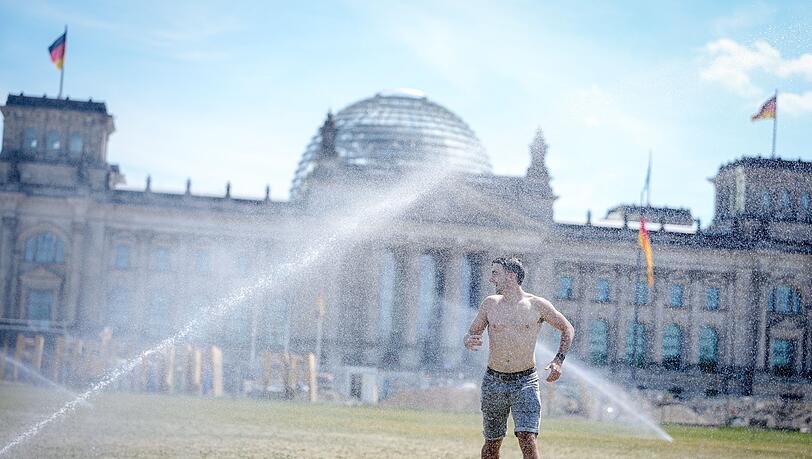 Coole Orte hat Deutschland viele, nicht nur unter dem Rasensprenger am Reichstag. Coole Orte hat Deutschland viele, nicht nur unter dem Rasensprenger am Reichstag.