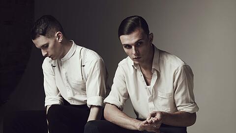 Die Hurts sind eine britische Synthie-Pop-Band aus Manchester, bestehend aus Theo Hutchcraft und Adam Anderson.