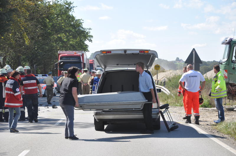 Polizeiwagen kracht in Betonmischer - Die Bilder vom schrecklichen Unfall