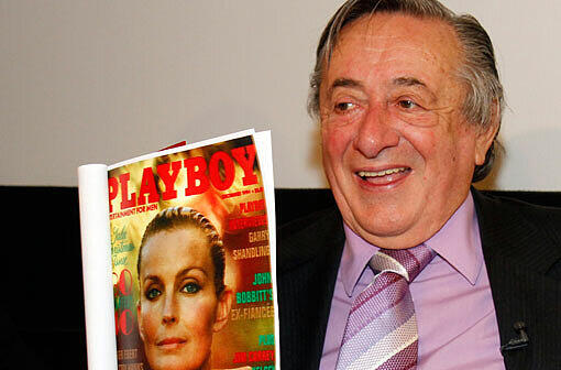 Richard Lugner mit einem Playboy-Cover von Bo Derek.