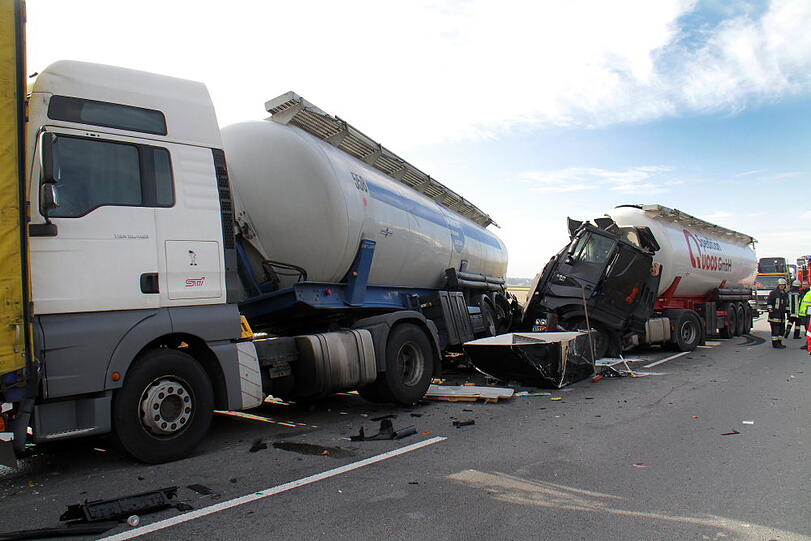 Bilder des dramatischen Verkehrsunfalls mit 4 Sattelzügen.
