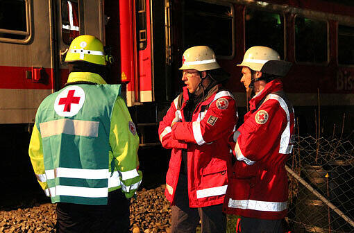 Bahnübergang Salmas bei Oberstaufen: Ein Partyzug war in eine Unfallstelle gekracht. Die Bilder vom Rettungseinsatz.