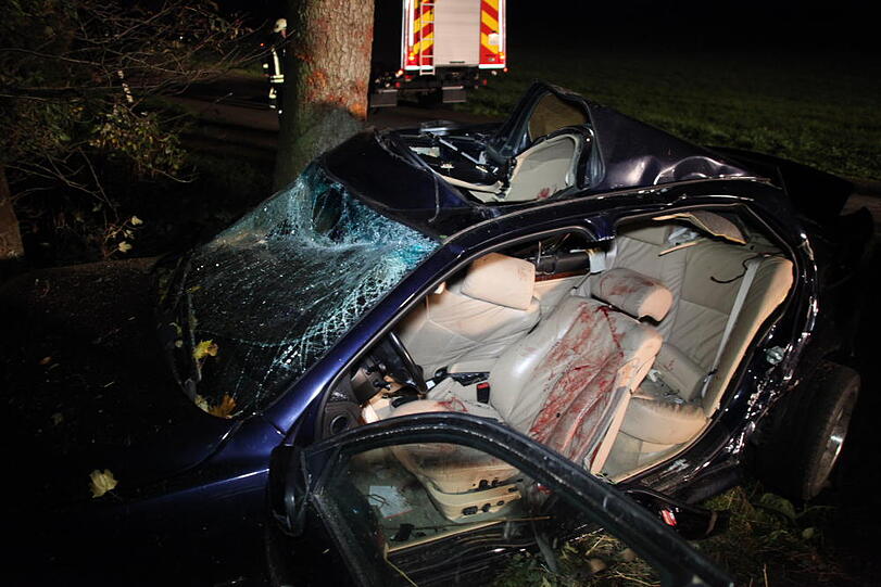 Zwei junge Männer (23 und 24 Jahre alt) rasen in Vilsbiburg in den Tod: Ihr Wagen war von der Straße abgekommen und dann gegen mehrere Bäume geprallt. Die Bilder vom Unfall.