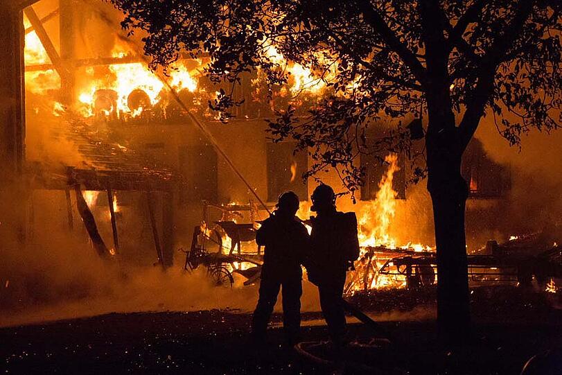 Die Bilder vom Stallbrand in Taching am See.
