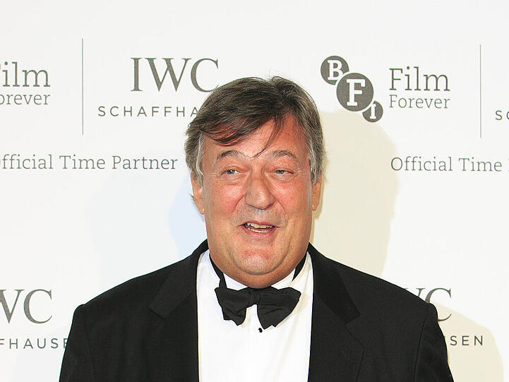 Stephen Fry hat allen Grund zum Strahlen