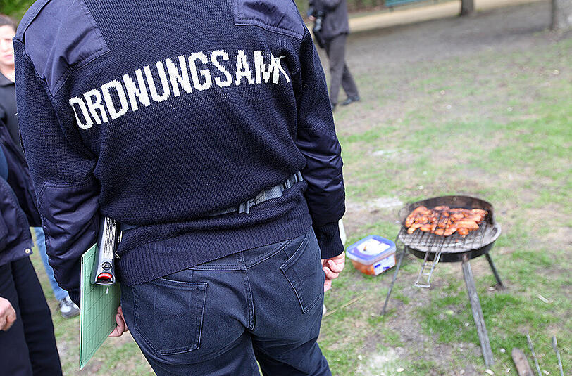 Verbotenes Grillen an der Isar wird beispielsweise auch vom KVR-Außendienst geahndet. (Symbolbild)