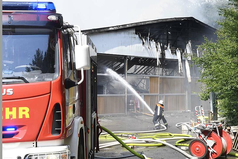 Die Lagerhalle in Markt Indersdorf ist komplett abgebrannt - wie es zu dem Feuer kam, ist aktuell noch unklar. Die Bilder vom Feuerwehreinsatz.