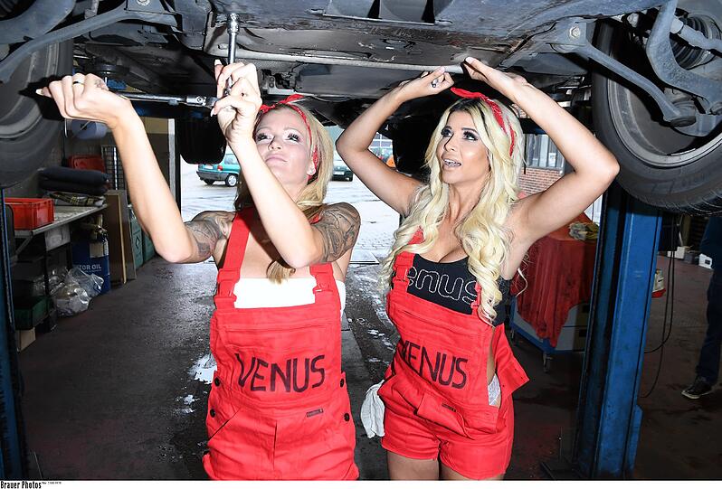 "So heiß wie nie - Inspektion for free" - die Bilder vom VENUS-Werbeshooting mit Micaela Schäfer und RoxxyX.