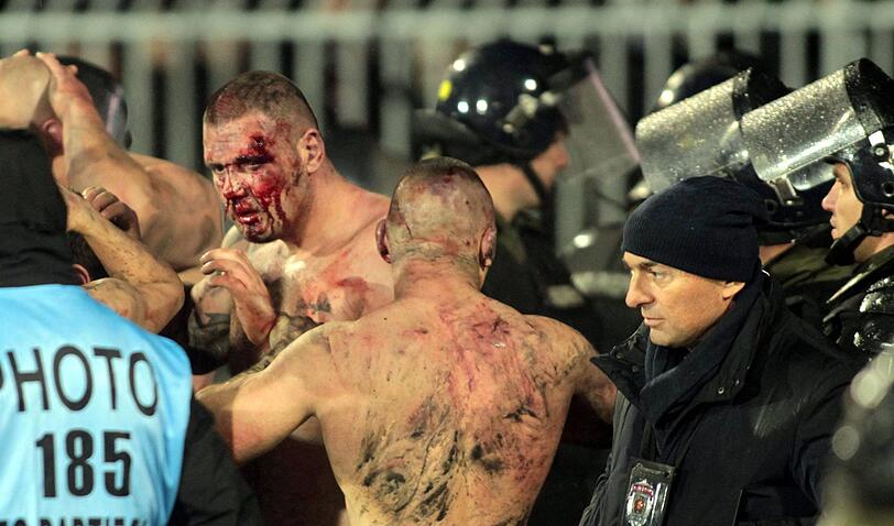 Wenn Fußball zur Nebensache wird: Beim Belgrader Derby zwischen Roter Stern und Partizan kam es zu heftigen Ausschreitungen. 17 Personen wurden dabei verletzt. Die Bilder.