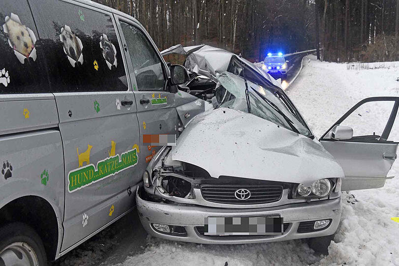Am Dienstag ist auf der Straße zwischen Glonn und Grafing bei Bruck einen schweren Unfall gegeben: Ein Auto geriet auf die Gegenfahrbahn und wurde dort von einem Kleintransporter gerammt.