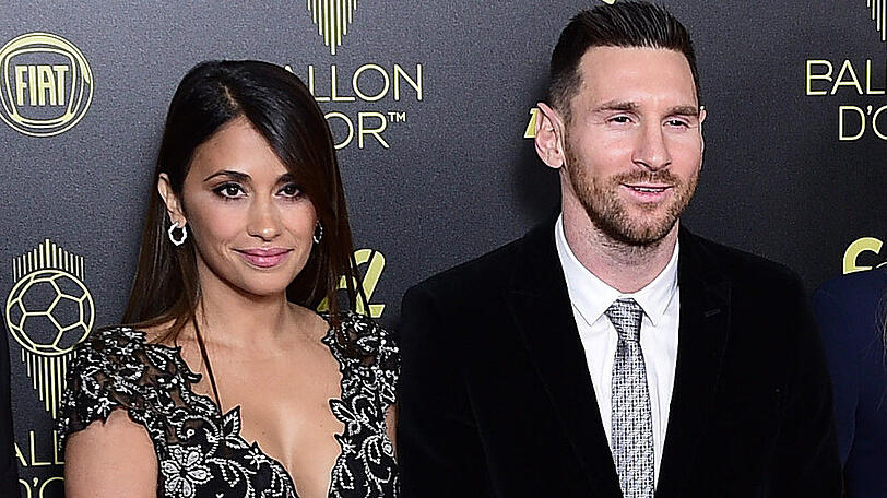 Lionel Messi mit seiner Familie auf dem roten Teppich