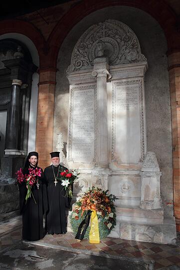 Apostolos Malamoussis und Peter Klitsch am Grab von Leo von Klenze auf dem Alten Südlichen Friedhof.