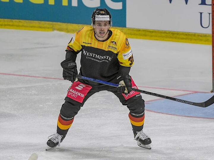 Fabio Wagner von Deutschland auf dem Eis. Foto: Armin Weigel/Archivbild