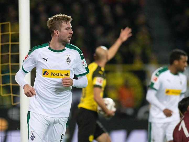 Torschütze Christoph Kramer (l) jubelt über das 1:1 für Gladbach.