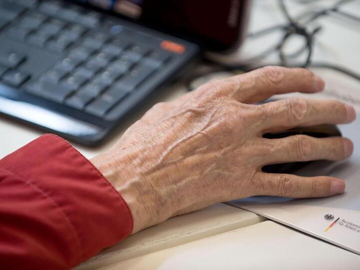 Sogar 45 Prozent der über 70-Jährigen in Deutschland ist mittlerweile im Internet unterwegs.