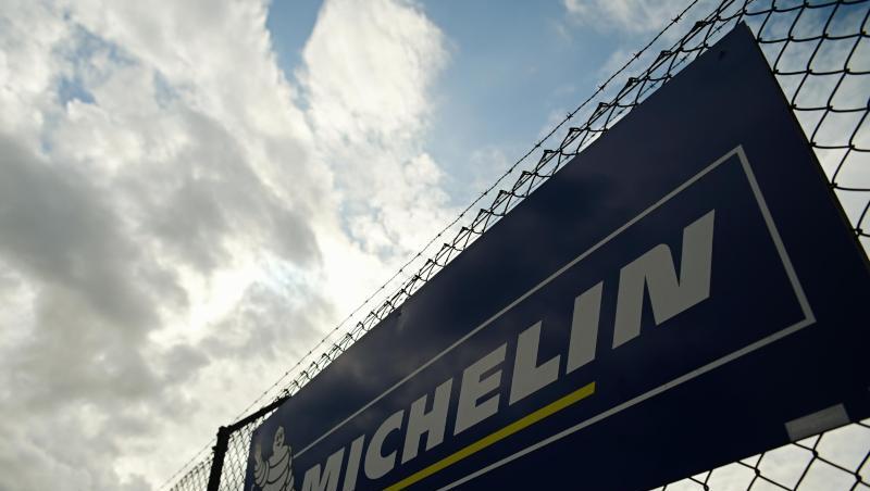 Wolken ziehen über ein Firmenschild von Michelin. Foto: Nicolas Armer/dpa/Archivbild Wolken ziehen über ein Firmenschild von Michelin. Foto: Nicolas Armer/dpa/Archivbild