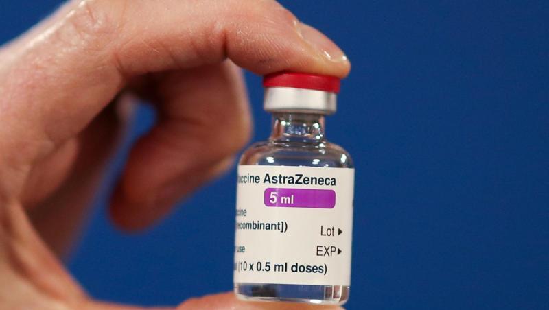 Eine Ampulle des Corona-Impfstoffs von Astrazeneca.