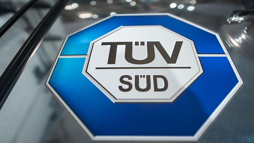 Das Logo des TÜV SÜD klebt auf einem LKW.