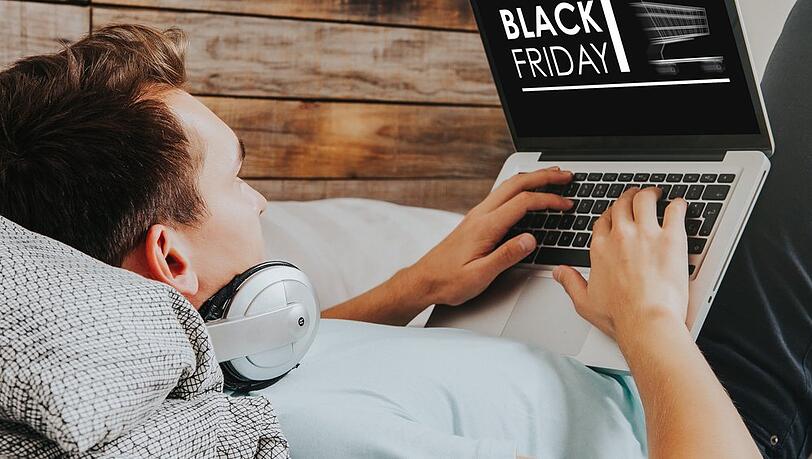 Am Black Friday ergreift viele Menschen das Shopping-Fieber.